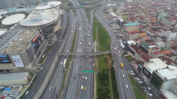 İstanbul’da Trafiğin En Yoğun Olduğu Cuma Güne Yollar Boş Kaldı