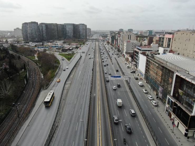 İstanbul’da Trafiğin En Yoğun Olduğu Cuma Akşamı Yollar Boş Kaldı