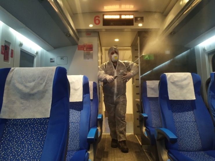 Yüksek Hızlı Tren Titizlikle Dezenfekte Ediliyor