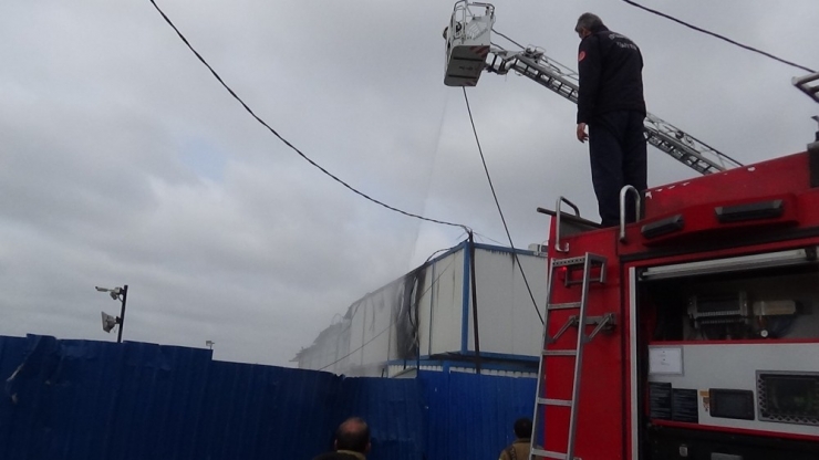 Ümraniye’de Geri Dönüşüm Deposunda Korkutan Yangın