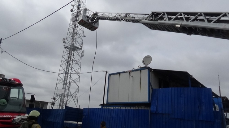 Ümraniye’de Geri Dönüşüm Deposunda Korkutan Yangın