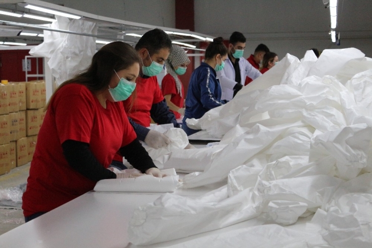 Tekstil Üretimini Durdurup Sağlıkçılar İçin Tulum Üretmeye Başladılar