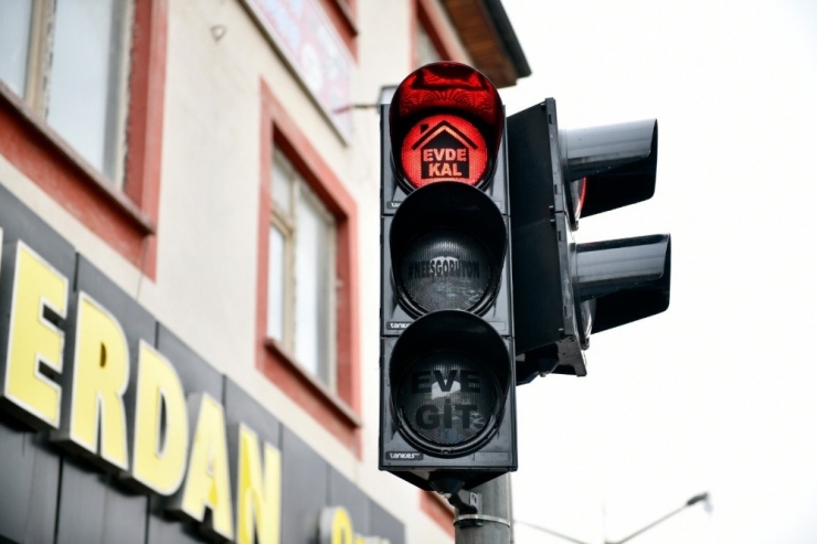 Elbistan’da Trafik Işıklarında Tebessüm Ettiren ’Korona Virüs’ Uyarısı