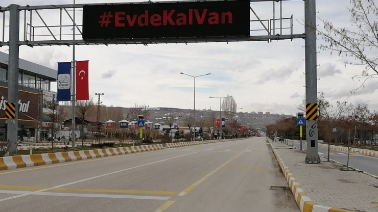 Van’da Trafik Elektronik Levhalarından "Evde Kal" Çağrısı