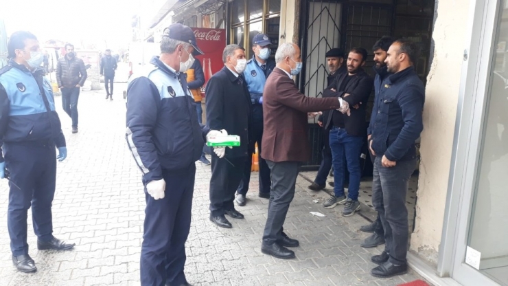 Başkan Ensari Maske Ve Eldiven Dağıttı