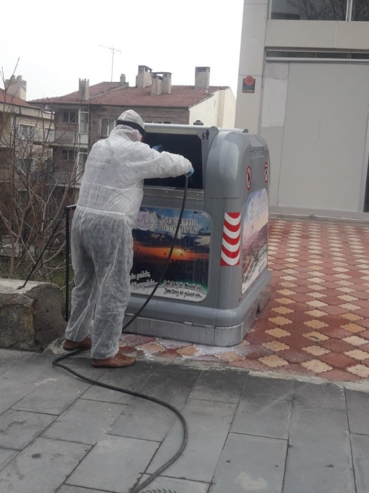 Çöp Konteynerleri Temizlenerek İlaçlanıyor