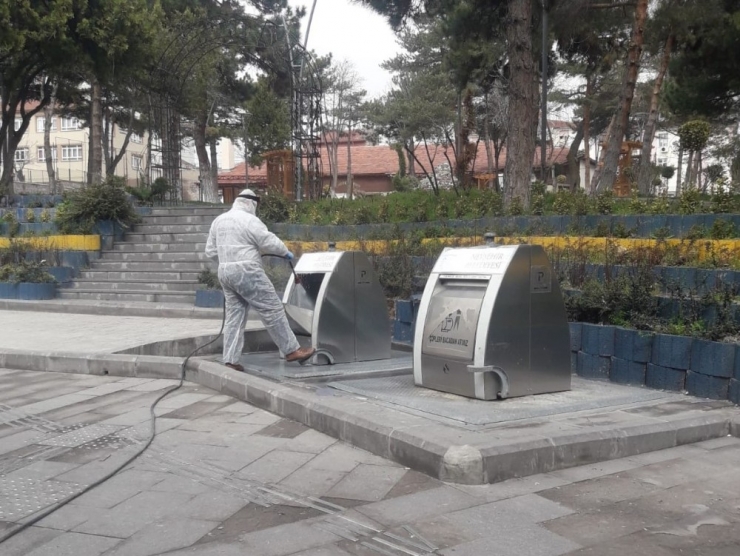 Çöp Konteynerleri Temizlenerek İlaçlanıyor