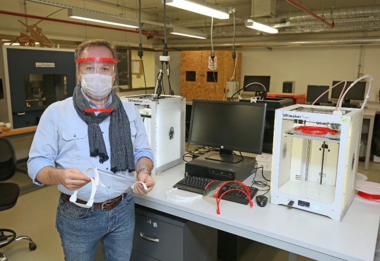 Yaşar Üniversitesi, Sağlık Çalışanları İçin Koruyucu Siper Üretiyor