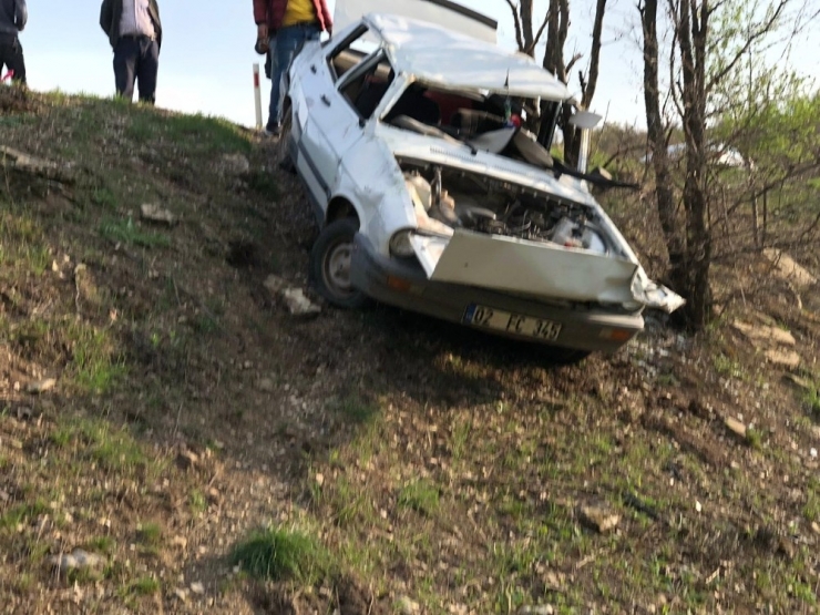 Otomobil Şarampole Yuvarlandı: 2 Yaralı