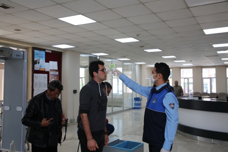 Akdeniz Belediye Binasında Korona Virüs Tedbirleri