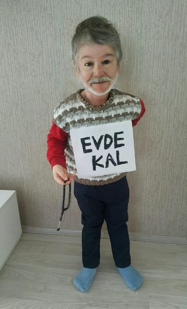 Minikler Yaşlı Kılığına Girerek, ’Evde Kal Türkiye’ Mesajı Verdi