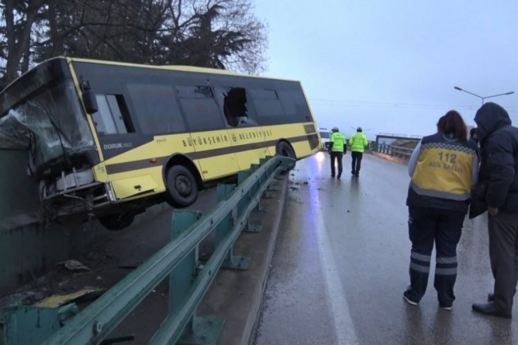 Otobüs Köprülü Kavşaktan Aşağıya Düştü