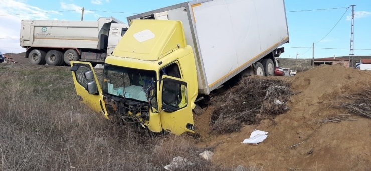 Kamyon Ve Otomobil Kafa Kafaya Çarpıştı: 2 Yaralı