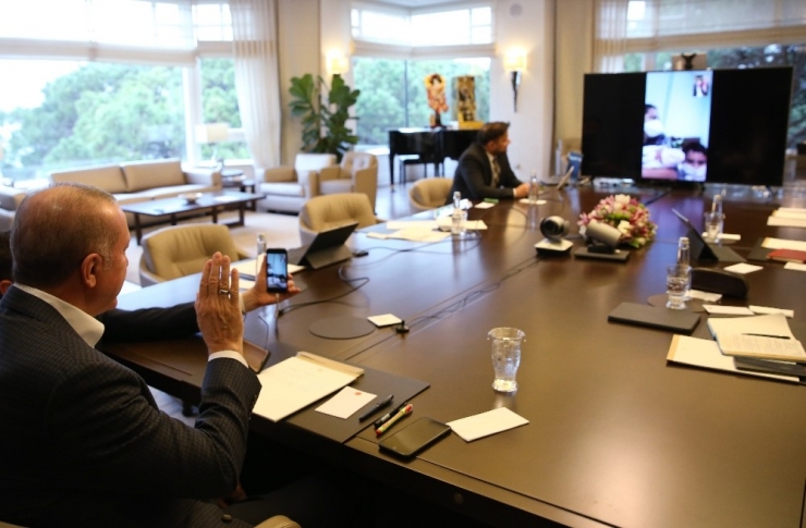 Cumhurbaşkanı Erdoğan’dan Karantinadayken Doğum Yapan Kadına Tebrik Telefonu