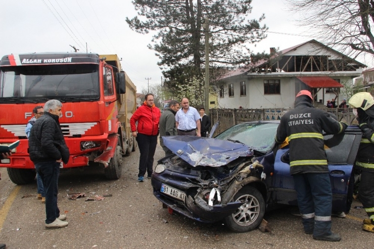 Otomobil İle Kamyon Çarpıştı: 2 Yaralı