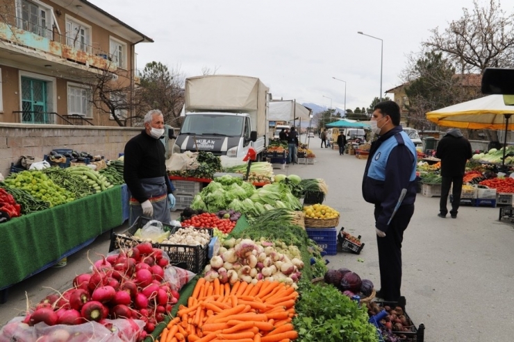 Erzincan’da Cumartesi Pazarını Denetledi