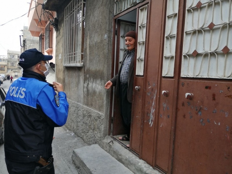 Polislerden Evde Sıkılan Yaşlılara ’Mangala’ Hediyesi