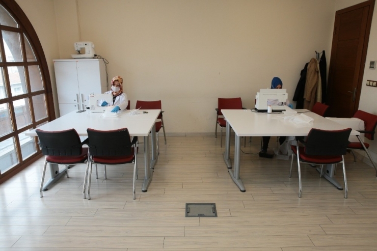 Gaziosmanpaşalı Kadınlar Günde 2 Bin Maske Üretiyor