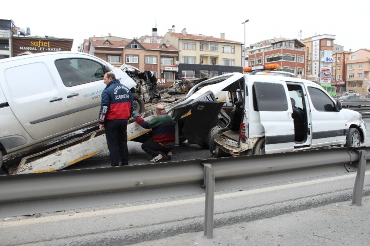 E-5’te Hızını Ayarlayamadı Önündeki Araca Çarptı : 2 Yaralı