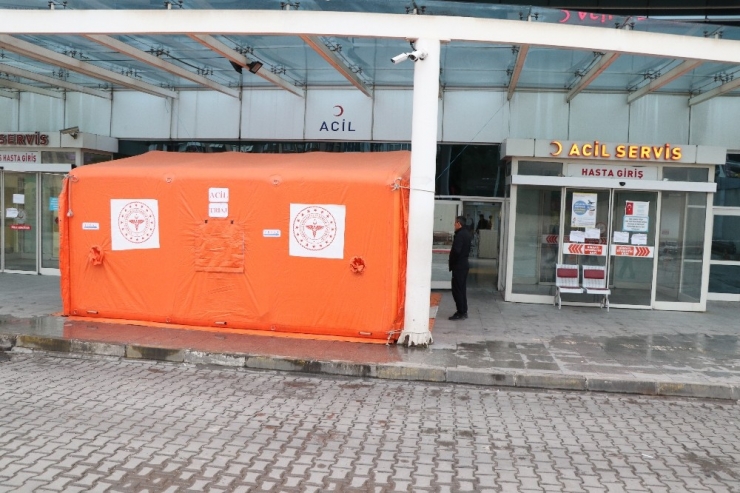 Hastane Bahçesine Acil Triaj Çadırı Kuruldu