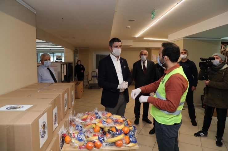Kartal’da Sağlık Çalışanlarına Çikolatalı Ve Meyveli Jest