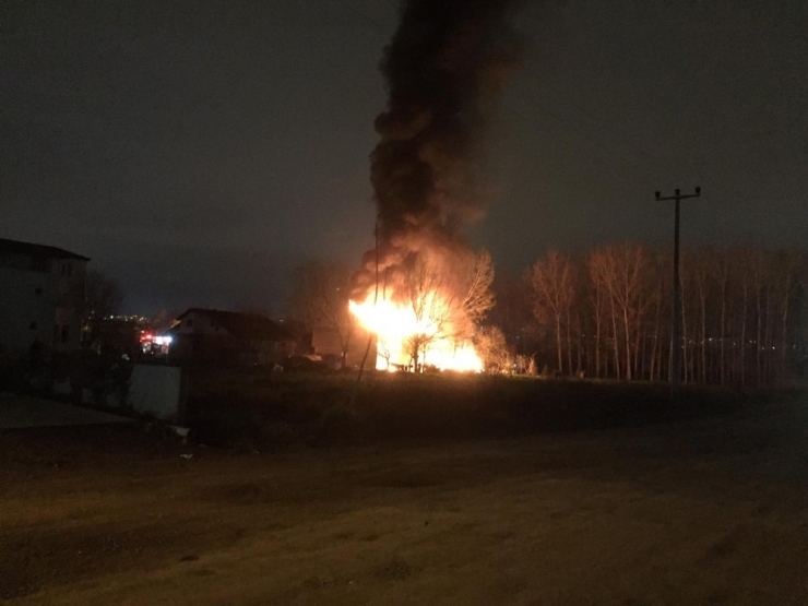 Samanlıktan Çıkan Yangın 2 Katlı Evi Küle Çeviriyordu