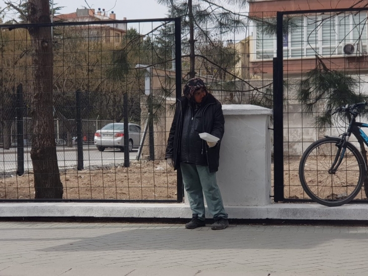 Bu Da ’Eldivenli’ Dilenci