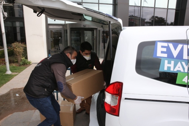 Korona Virüsüne Karşı Binlerce Kitap Dezenfekte Edilip Evde Kalan Öğrencilere Dağıtıldı