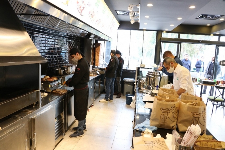 Manisalı Sağlıkçılara Moral Yemeği