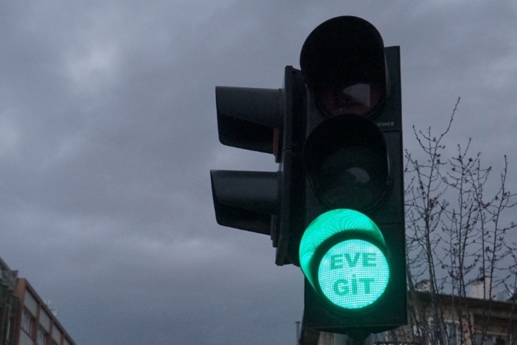 Trafik Işıklarında ‘Evde Kal’ Çağrısı