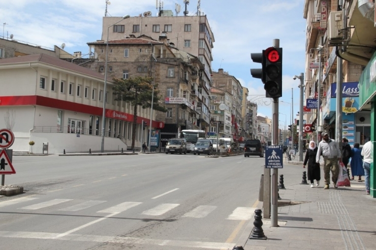 Trafik Işıklarında ‘Evde Kal’ Çağrısı