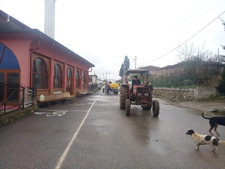 Muhtar Ve Azaları Mahallenin Her Yerini Dezenfekte Ettirdi
