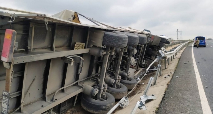 Şanlıurfa’da Tır Devrildi: 1 Yaralı