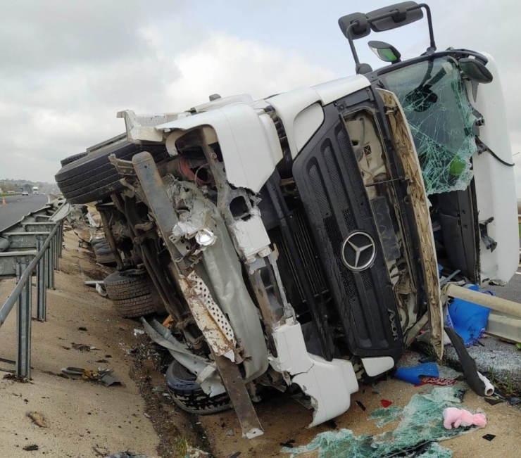Şanlıurfa’da Tır Devrildi: 1 Yaralı