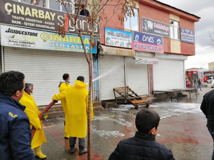 Çaldıran Belediyesi Korona Virüs Tedbirleri Kapsamında Dezenfekte Çalışmalarını Aralıksız Yürütüyor