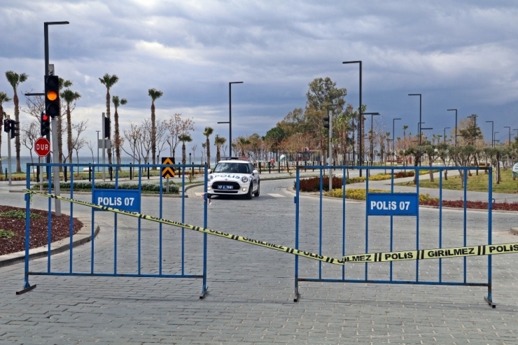 Dünyaca Ünlü Sahilde İn Cin Top Oynuyor