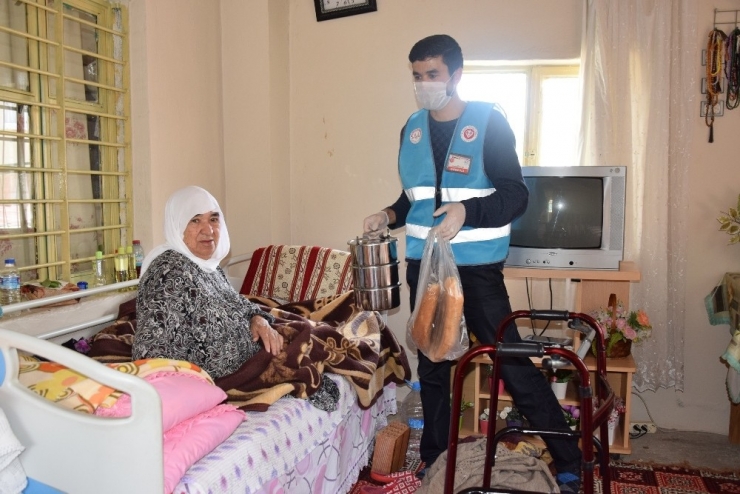 Erdemli Müftülüğünden Yaşlıların Evlerine Sıcak Yemek