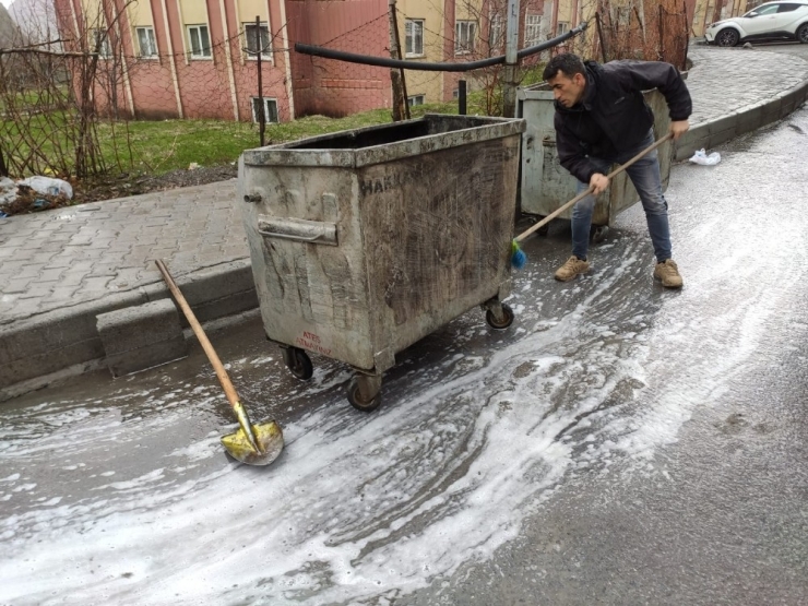 Hakkari’de Her Yer Köpüklü Suyla Yıkandı