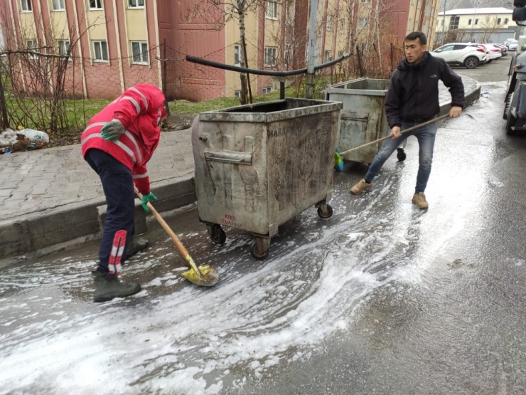 Hakkari’de Her Yer Köpüklü Suyla Yıkandı