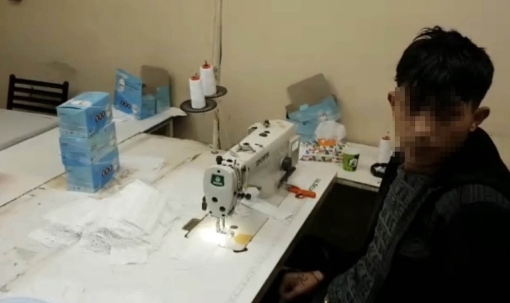 İstanbul’da 1 Milyon Adet Sahte Maske Üreten Atölyeye Baskın Kamerada