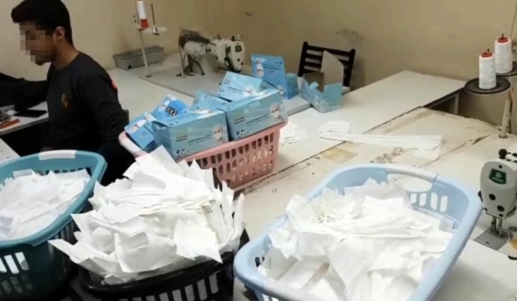 İstanbul’da 1 Milyon Adet Sahte Maske Üreten Atölyeye Baskın Kamerada