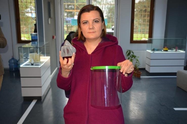 İzmit Belediyesi Siper Maske Üretimine Devam Ediyor