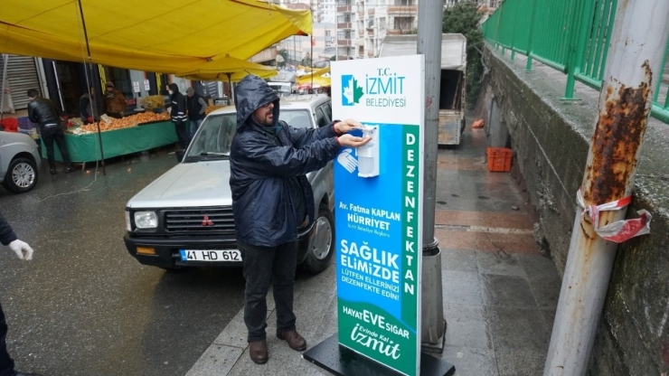 İzmit Sokaklarına Dezenfektan Otomatları Yerleştirildi