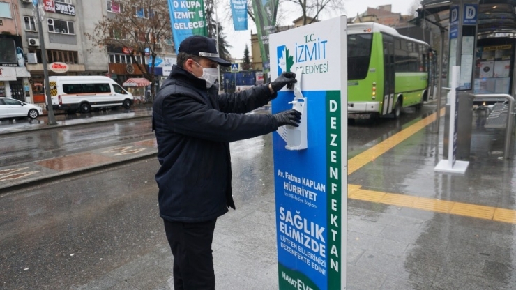 İzmit Sokaklarına Dezenfektan Otomatları Yerleştirildi