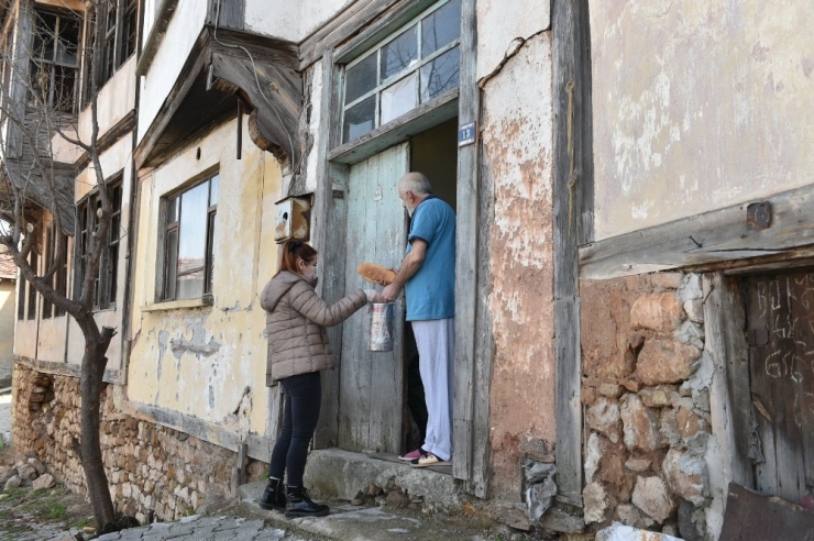Evde Kalan Yaşlıları Ziyaret Edip, Evlerini Temizliyorlar