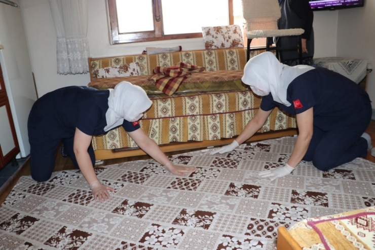 Evde Kalan Yaşlıları Ziyaret Edip, Evlerini Temizliyorlar