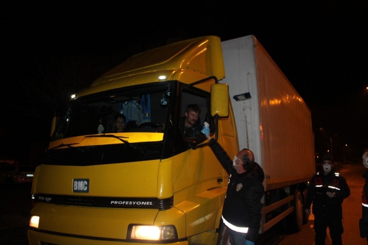 Kent Girişinde Ateş Ölçerli Korona Virüs Tedbiri