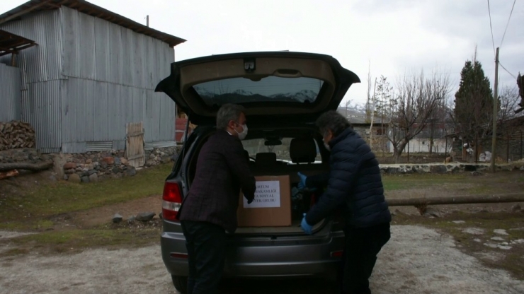 Kaymakam Ve Belediye Başkanı Vatandaşların İhtiyaçlarını Birlikte Teslim Etti