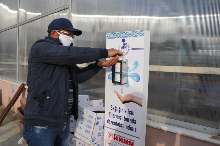 Akşehir’de Maske Ve Eldiven Dağıtımı