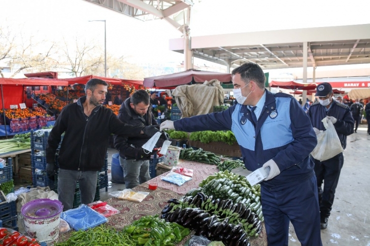 Meram’da Pazar Yerlerinde Eldiven Ve Maske Dağıtıldı